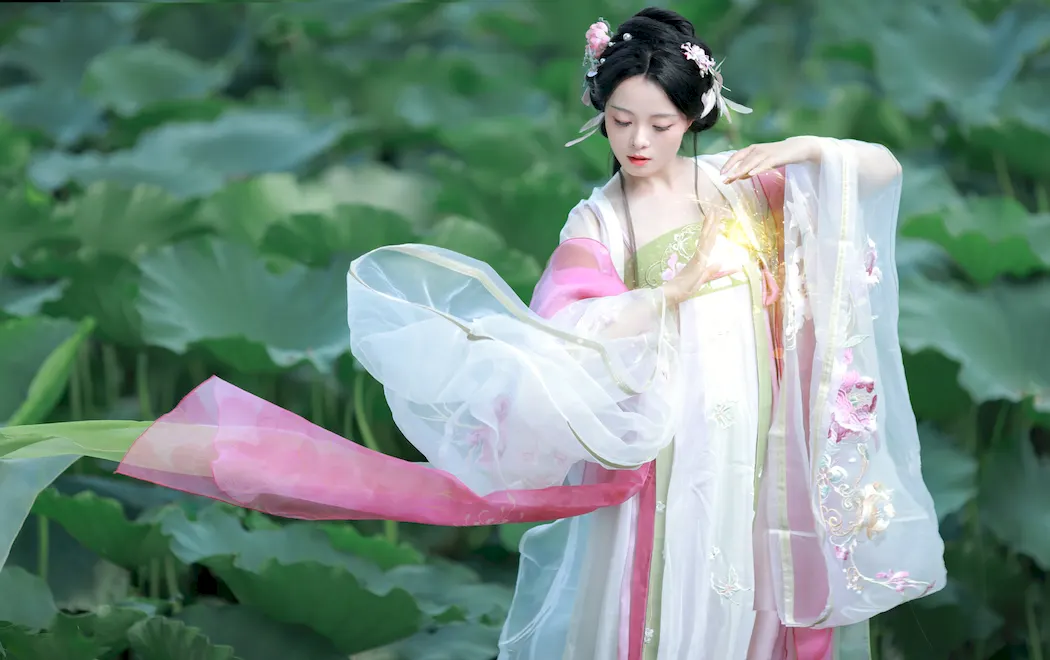 [YITUYU艺图语]2023.09.04 汉服荷花写真 努力化妆的岁岁[21+1P/235MB]插图1