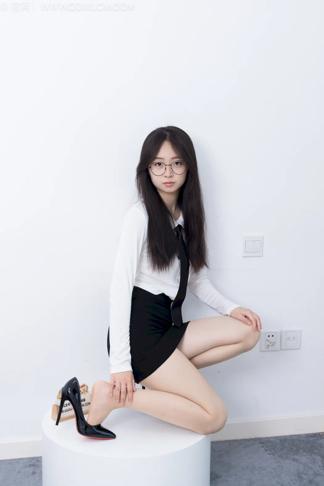 勿恋传媒 NO.2805 萌萌-高跟鞋、薄肉丝、ol至服[154P/1V/3.67GB]插图2
