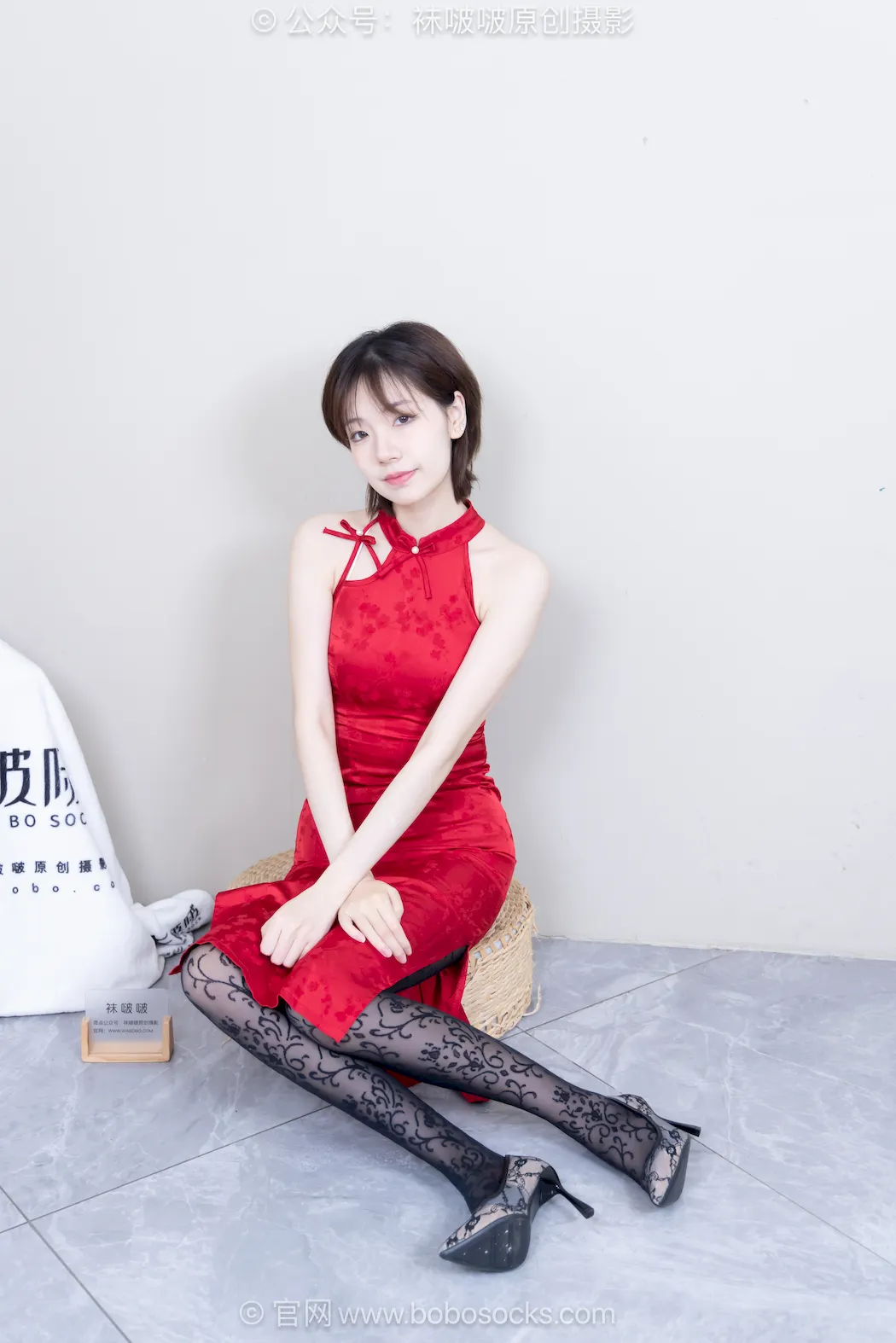 [BoBoSocks袜啵啵]NO.767 小甜豆-高跟鞋、薄黑丝黑印花、裸足、旗袍[153P/1V/5.30GB]插图