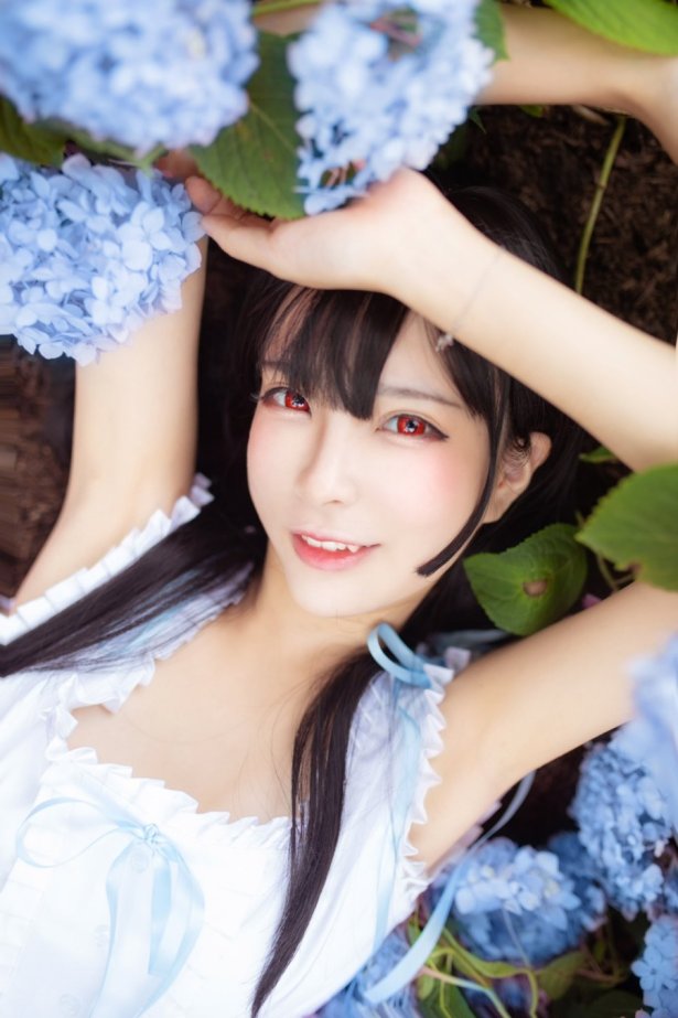 欧派当杯架！百变甜心《Eroko千叶球球》露出「迷茫又挑逗」的眼神等你回家！