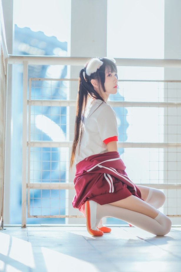 人气动漫Coser@桜桃喵 – 白丝加红色体操服 [44P/538MB]