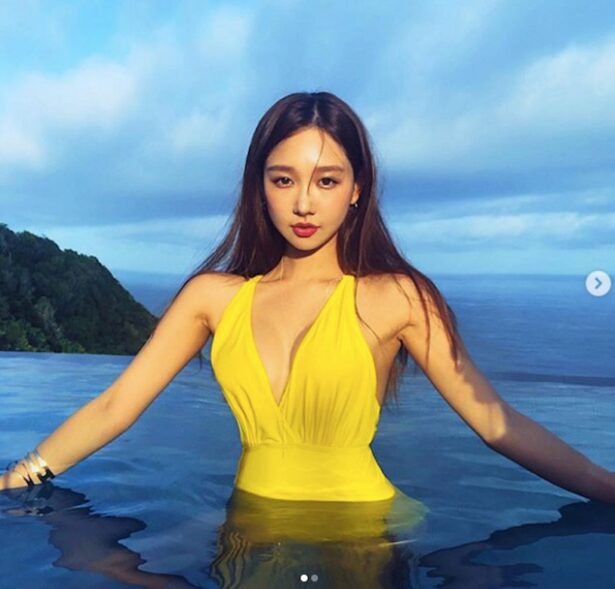 清纯学生妹度假秒变「火辣女神」，佑或的深V美RU超风满！