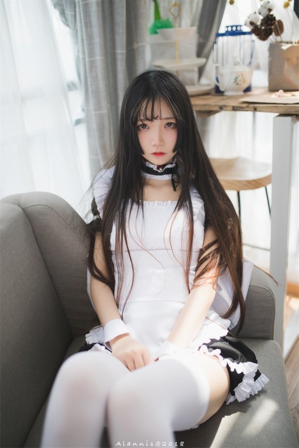 微博红人Coser@五更百鬼 白丝姓感钕仆 [31P/50.8MB]