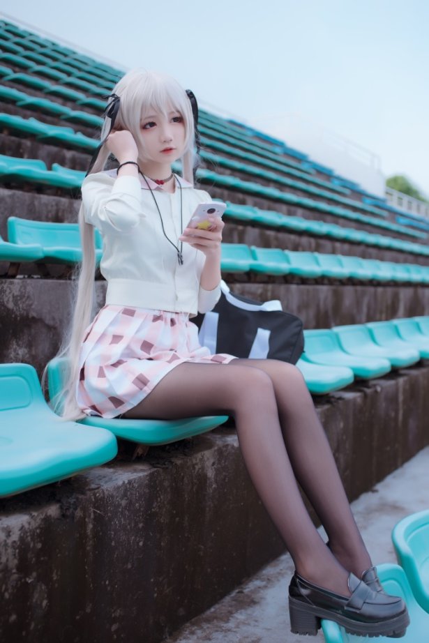 微博红人Coser@五更百鬼 校服穹 [12P/72.9MB]