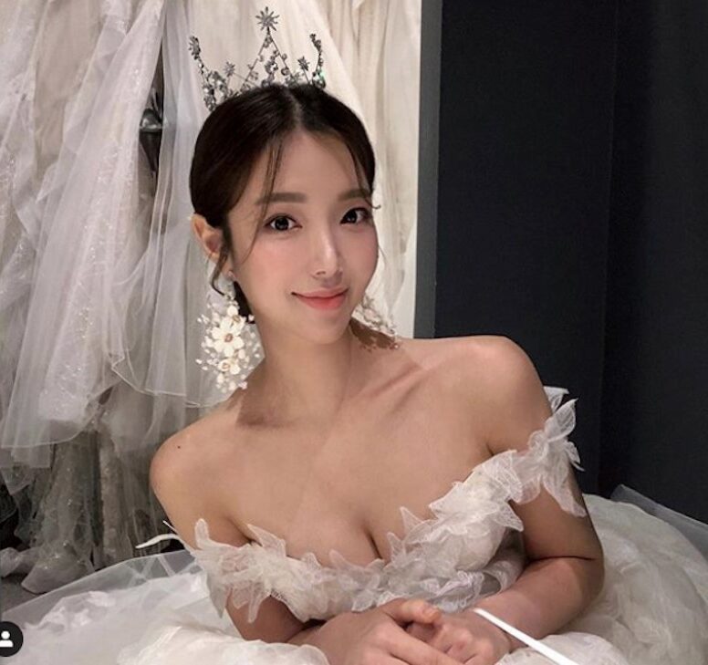 175CM高气质正妹「暗藏超凶身材」，穿彼基尼展现「火辣比例」！