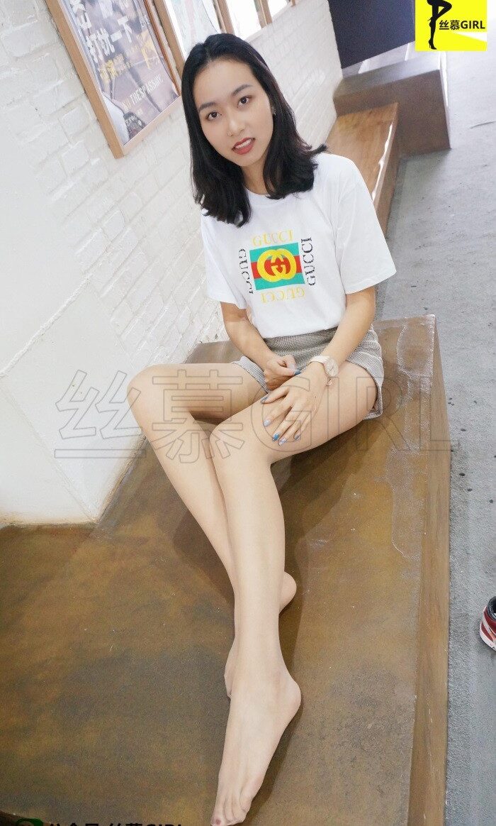 丝慕写真 第003期 模特：三万姐《秋风黑丝与长腿的故事》[87P/116MB]