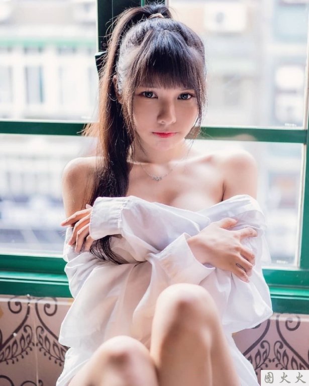 童颜巨乳萌妹「依霜 ゆい」黑长直高马尾满满初恋感　极梦幻「回眸灿笑」无辜又惹人怜