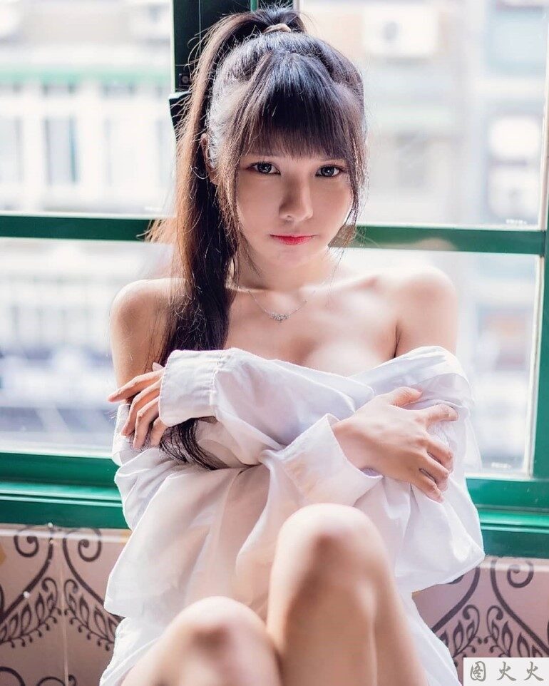 童颜巨乳萌妹「依霜 ゆい」黑长直高马尾满满初恋感　极梦幻「回眸灿笑」无辜又惹人怜