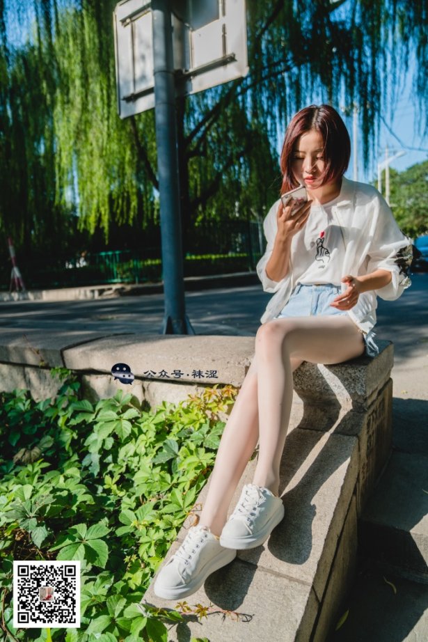 袜涩写真 VOL.010 当穿白丝的妹字遇到大叔 [68P/1.31G]