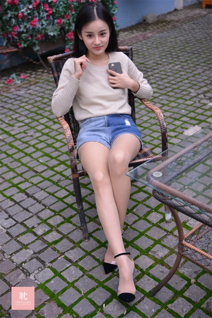 [IESS异思趣向] 普惠集 101 – 诗琪 – 路遇手机上瘾小解解 [80P/127MB]