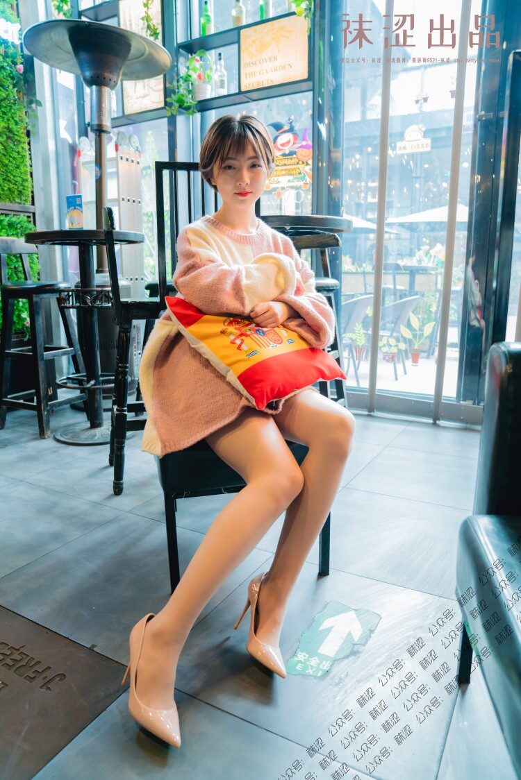 袜涩写真 VOL.030 暖暖的肉丝和大毛衣 [43P/709MB]