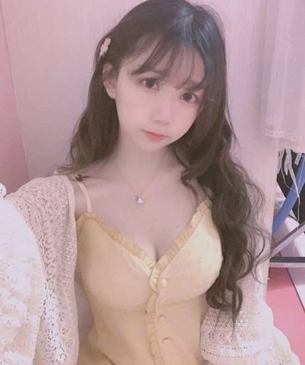这位萌系小罗莉「真野彩里爱」，就是目前阵中年纪最小的成员，走清纯派美少女路线的她，代表色是白色，有着稚气未脱婴儿肥小脸的她，软Q嘟嘟脸颊每次看到都超想让人捏一把，她不只平常日常生活自拍时超可爱，她唱跳时更是热力四射，把人萌得不要不要的。
