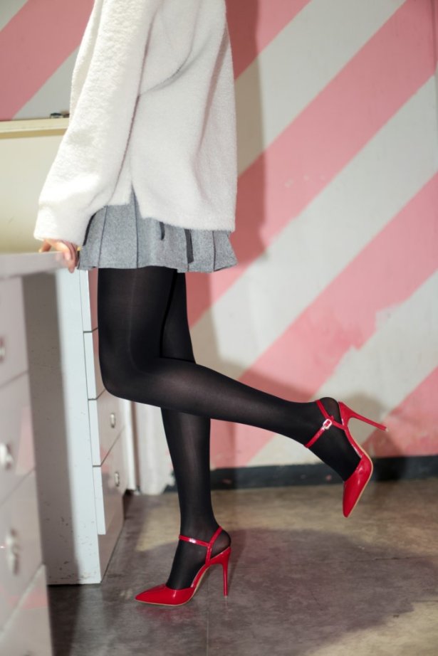 奈丝写真 NO.077：猫璃-纯黑的丝 正红的鞋 [35P/172MB]