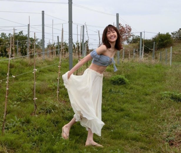 19岁写真新星「尾碕真花」外型可爱气质浪漫　小女生纯真「开怀灿笑」让人瞬间融化