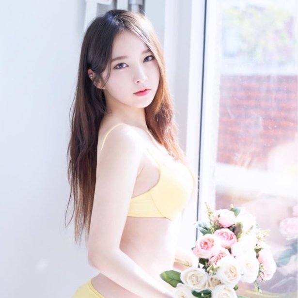 豪乳网拍老板娘「아리니 봇」外型美艳身材好　贴身T「不科学包覆」乳型外露