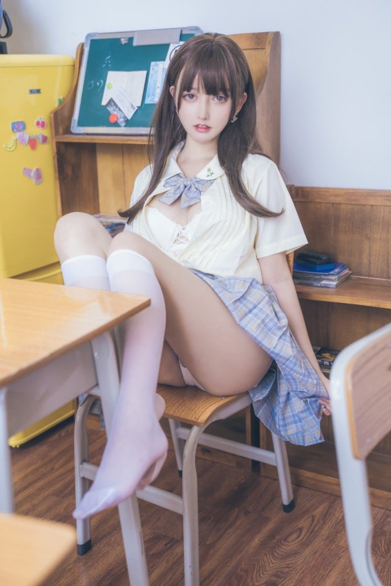 微博妹字@过期米线线喵 教室 [30P/141MB]