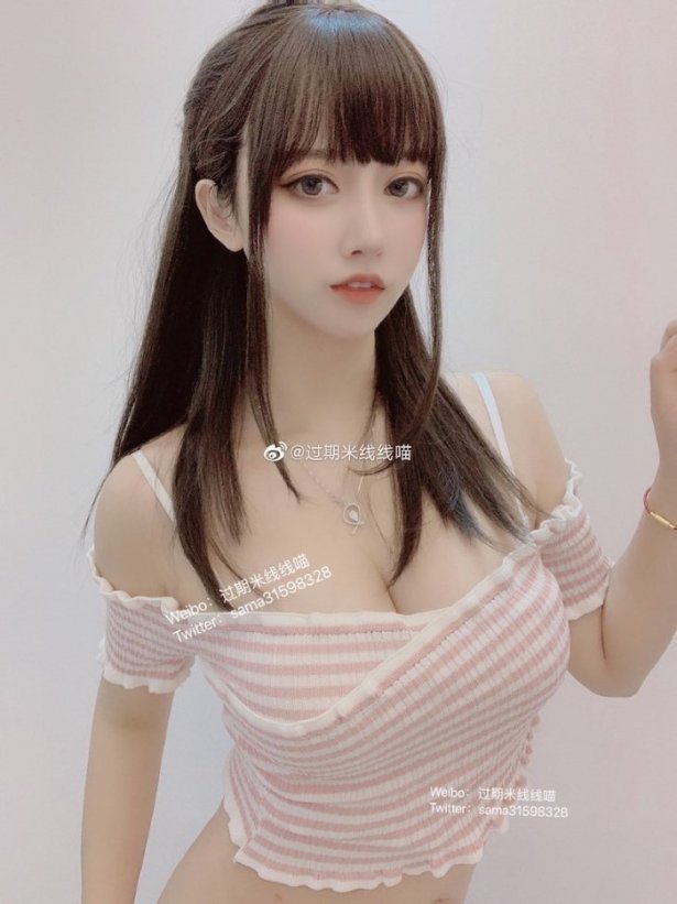 美艳嫩妹「米线线sama」粉红洋装视角超凶，饱满事业线长到满出来！