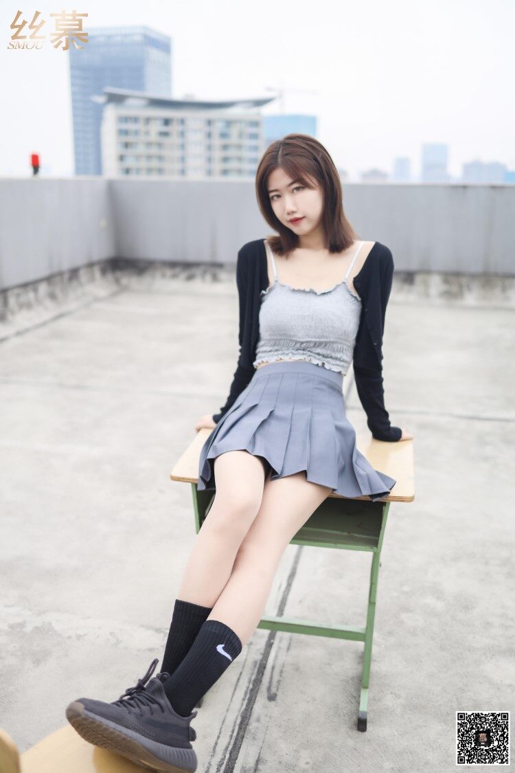 丝慕写真 SM288 天天一元 米朵《天台玩丝的两和小解解》[77P/105MB]