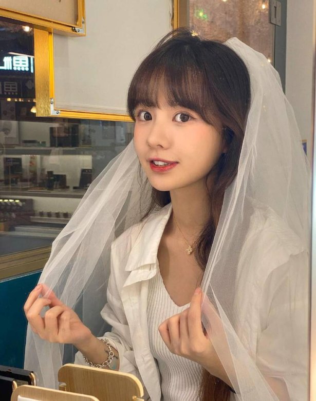 太萌了！下雨天遇到超可爱童颜正妹「7andrea」，甜甜脸蛋让人想为她好好撑伞！