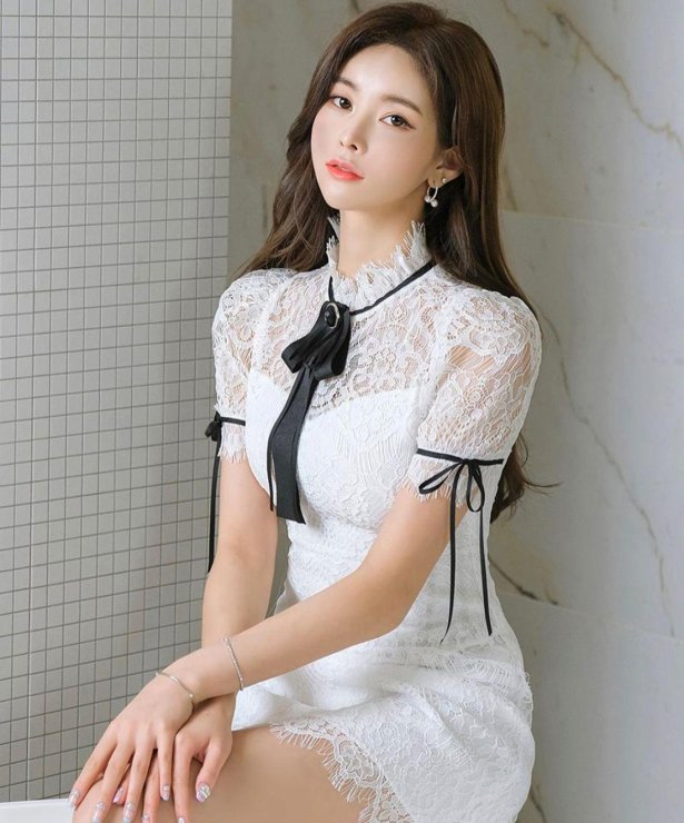 韩国顶级车模「신새롬」9头身比例超不科学　曼妙曲线呈「完美S型」辣到喷火