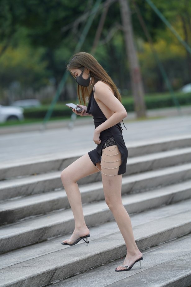 精选街拍 No.312 妩媚小解解开叉到腰的超短裙（5） [100P/105M]