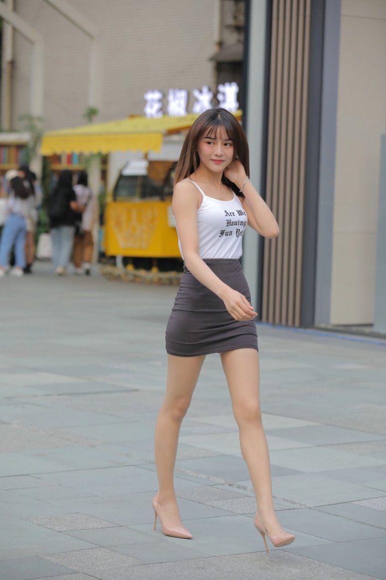 精选街拍 No.223 漂亮的油亮丝袜长腿小解解 1 [110P/69MB]