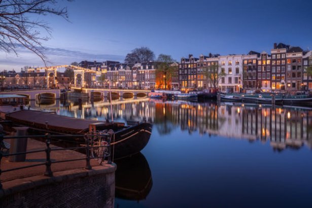 历时2年拍摄延时大片 迷人阿姆斯特丹夜色