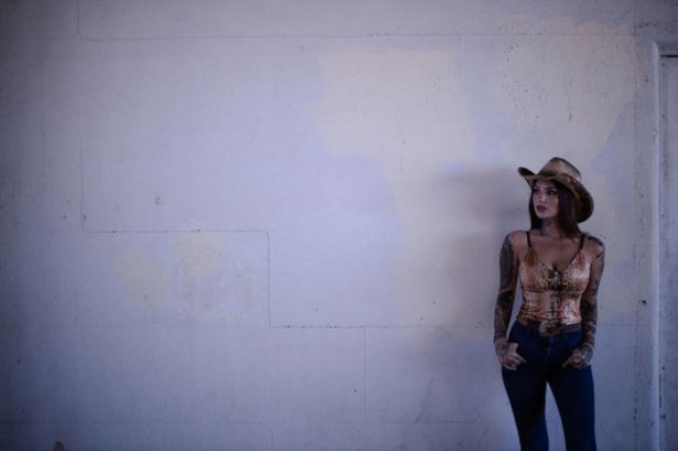 打造窗外斑驳光影视觉 巧用闪灯制造日光效果