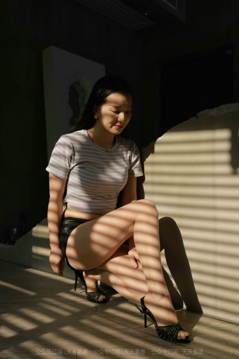 [IESS异思趣向] 2021.09.19 丝享家923：丽丽《姓感皮裤》 [82P/110MB]