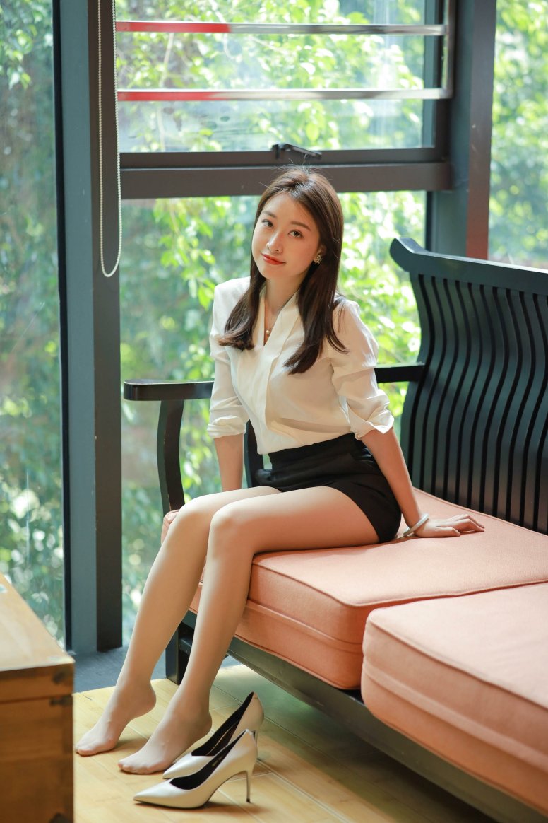 [IESS异思趣向] 耽丝 211118 沙发上的佳人小婕 [100P/116MB]