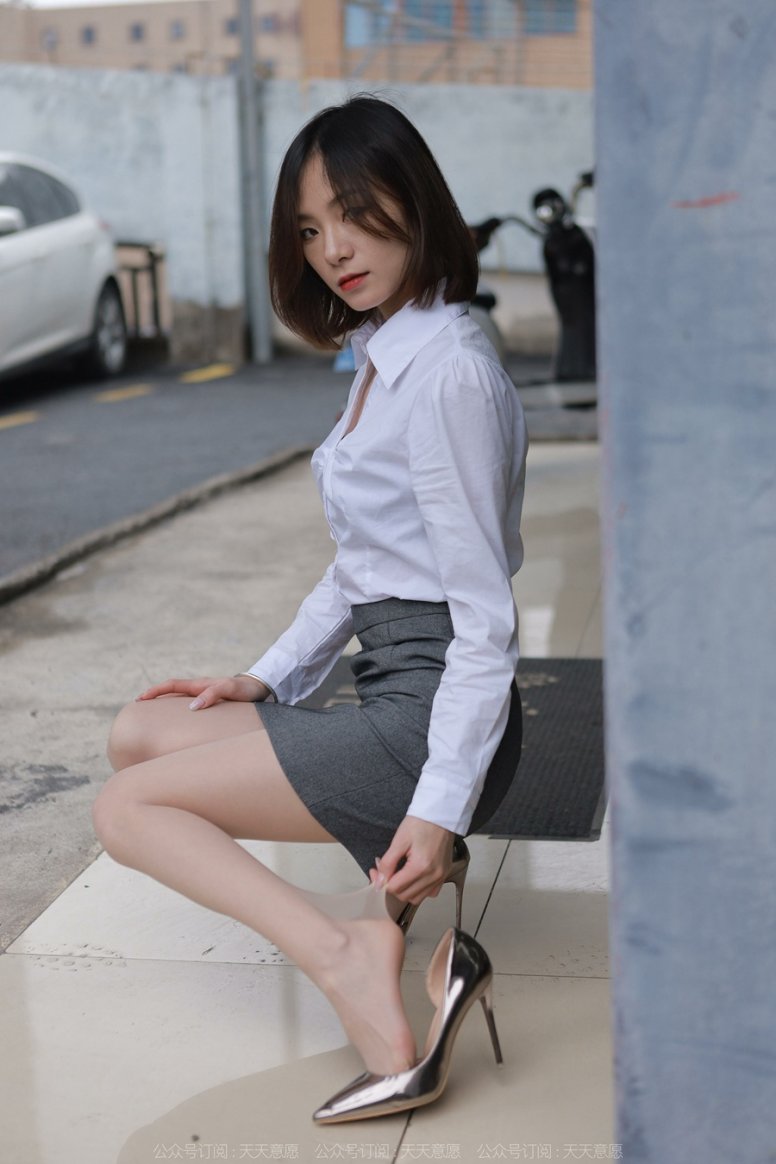 [IESS异思趣向] 耽丝 220102 小六外套下的短裙 [90P/85MB]