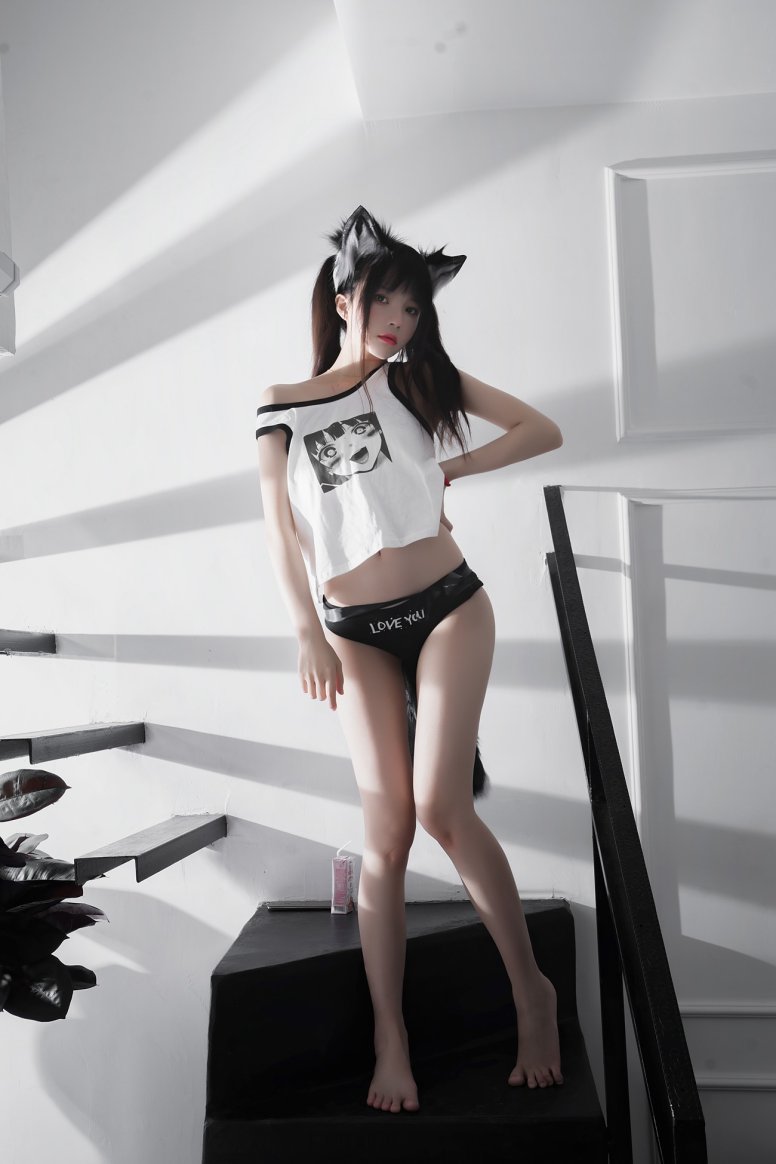 罗莉风COS 桜桃喵 – 狼崽崽[60P/1.1GB]