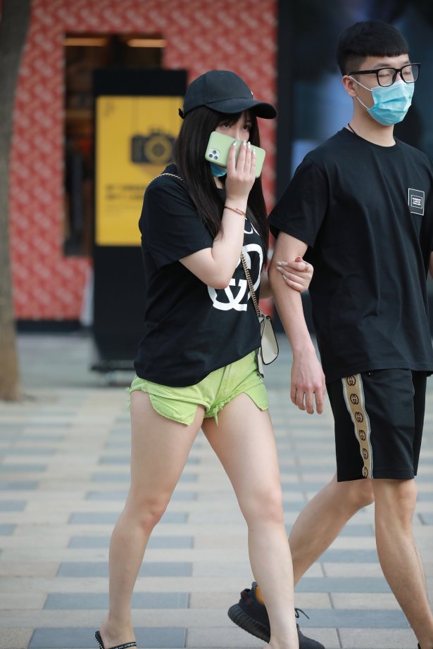 精选街拍作品 NO.1493 玻璃街拍作品 – 绿色热裤漂亮女友[72P/64MB]