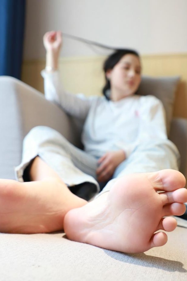 [誉铭传媒]袜足摄影 2022年《2022微信群第9套》[90P/557MB]