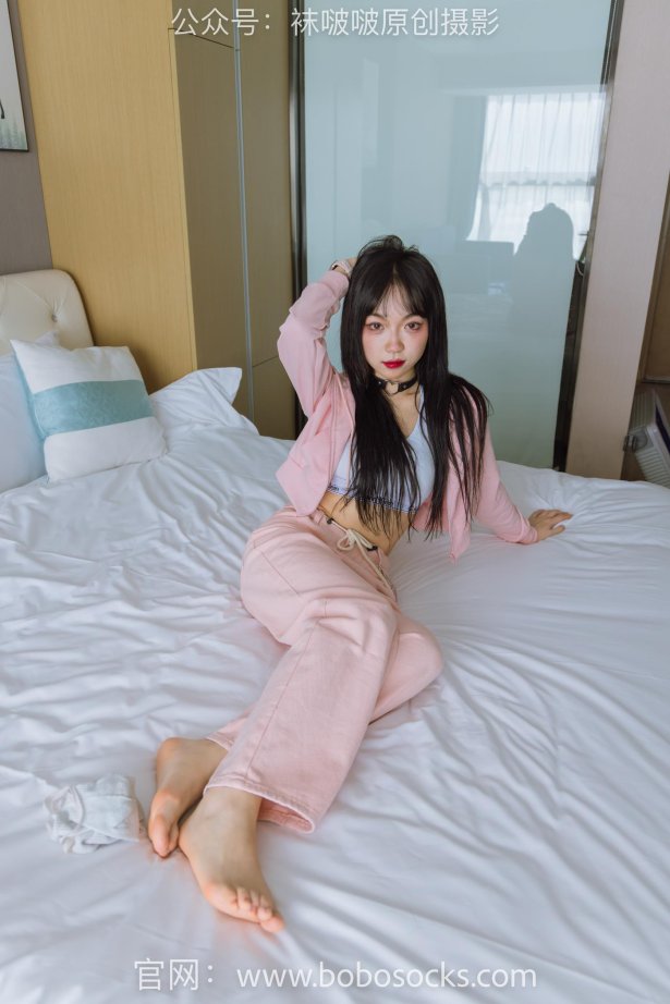 [BoBoSocks袜啵啵]NO.141 周周-运动鞋、白棉袜、裸足[140P/1V/5.57GB]