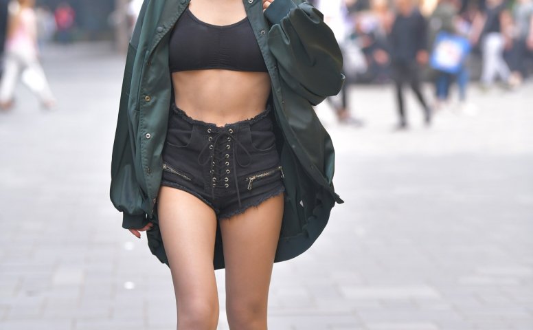 精选街拍作品 NO.1570 红石街拍作品 – 身材火辣黑色小热裤[24P/25MB]