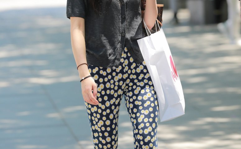 精选街拍 No.1482 玻璃街拍作品 – 仅身裤职场小解解[83P/114MB]