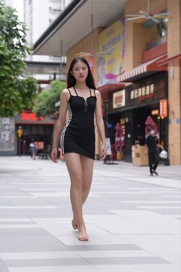 精选街拍作品 NO.1572 一始街拍作品 黑色包屯裙长腿镁钕[986P/1.12GB]