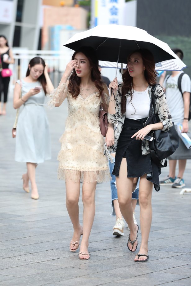 精选街拍作品 NO.1723 辉辉街拍作品 – 金色碎花连衣裙美丽长腿小解解[23P/25MB]