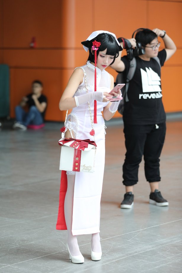 精选街拍作品 NO.1720 辉辉街拍作品 – 极品高开衩旗袍白色丝袜美腿美眉[62P/46MB]