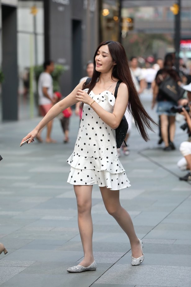 精选街拍作品 NO.1722 辉辉街拍作品 – 极品长腿漂亮售货员下班后的灰色丝袜[20P/17MB]