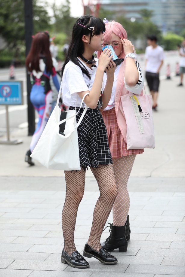 精选街拍作品 NO.1731 辉辉街拍作品 – 往袜可爱美眉[31P/35MB]