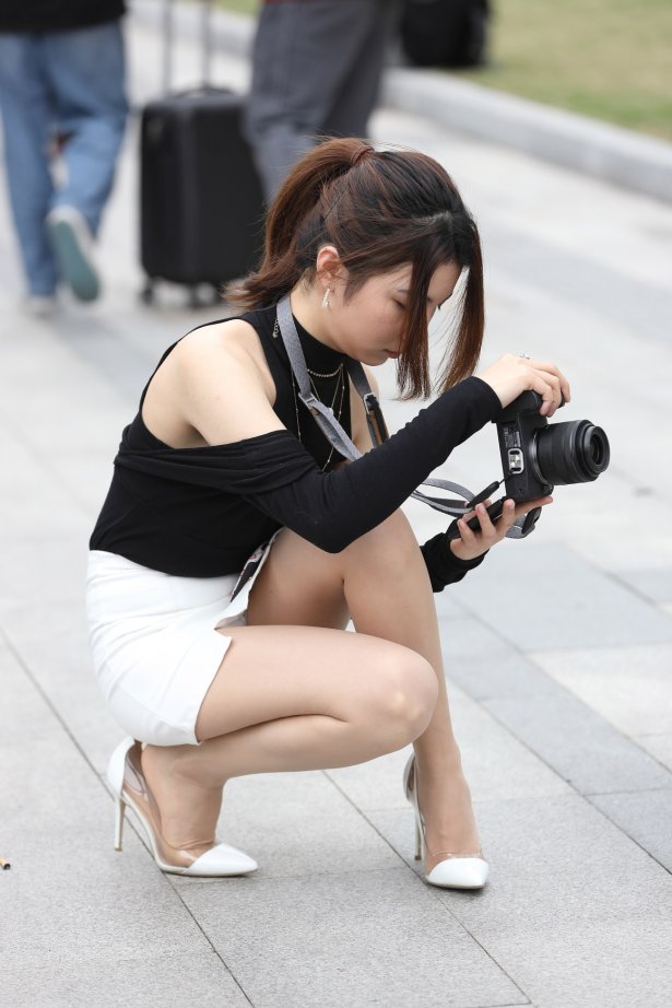 精选街拍作品 NO.1704 辉辉街拍作品 – 灰色丝袜摄影师[156P/141MB]