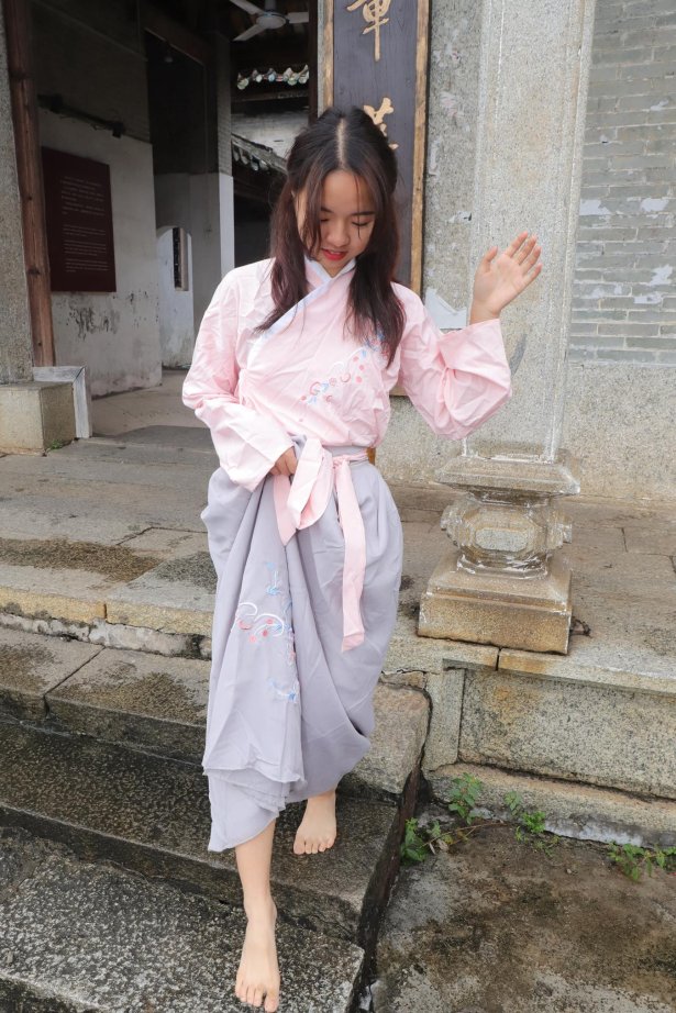 [Pary学生模拍] No.017 小淇穿上汉服赤脚游玩古镇 [134P/474MB]