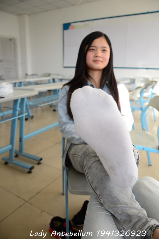 [战前女神] 美腿镁足精品摄影套图 076 [52P/78MB]