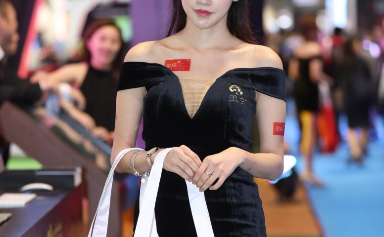 精选街拍作品 NO.1740 辉辉街拍作品 – 女神级别肉丝美腿[25P/23MB]