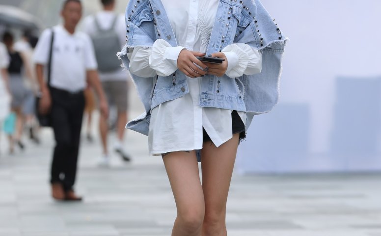 精选街拍作品 NO.1759 辉辉街拍作品 – 墨镜长腿短发镁钕小解解[20P/23.9MB]