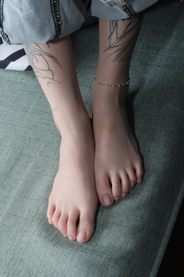 [Pary学生模拍] No.047 大镁钕婉华再次展示39码超白大美jiao [120P/350MB]