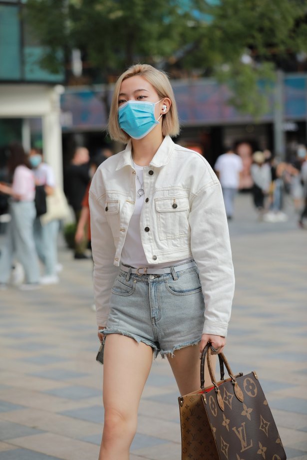 精选街拍作品 NO.1803 玻璃街拍作品 – 浅蓝牛热裤YY小妹[105P/104MB]