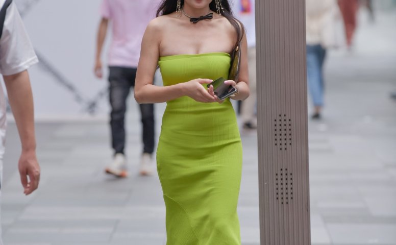 精选街拍作品 NO.1801 视觉冲击街拍作品 – 抹胸美小解解 [48P/63MB]